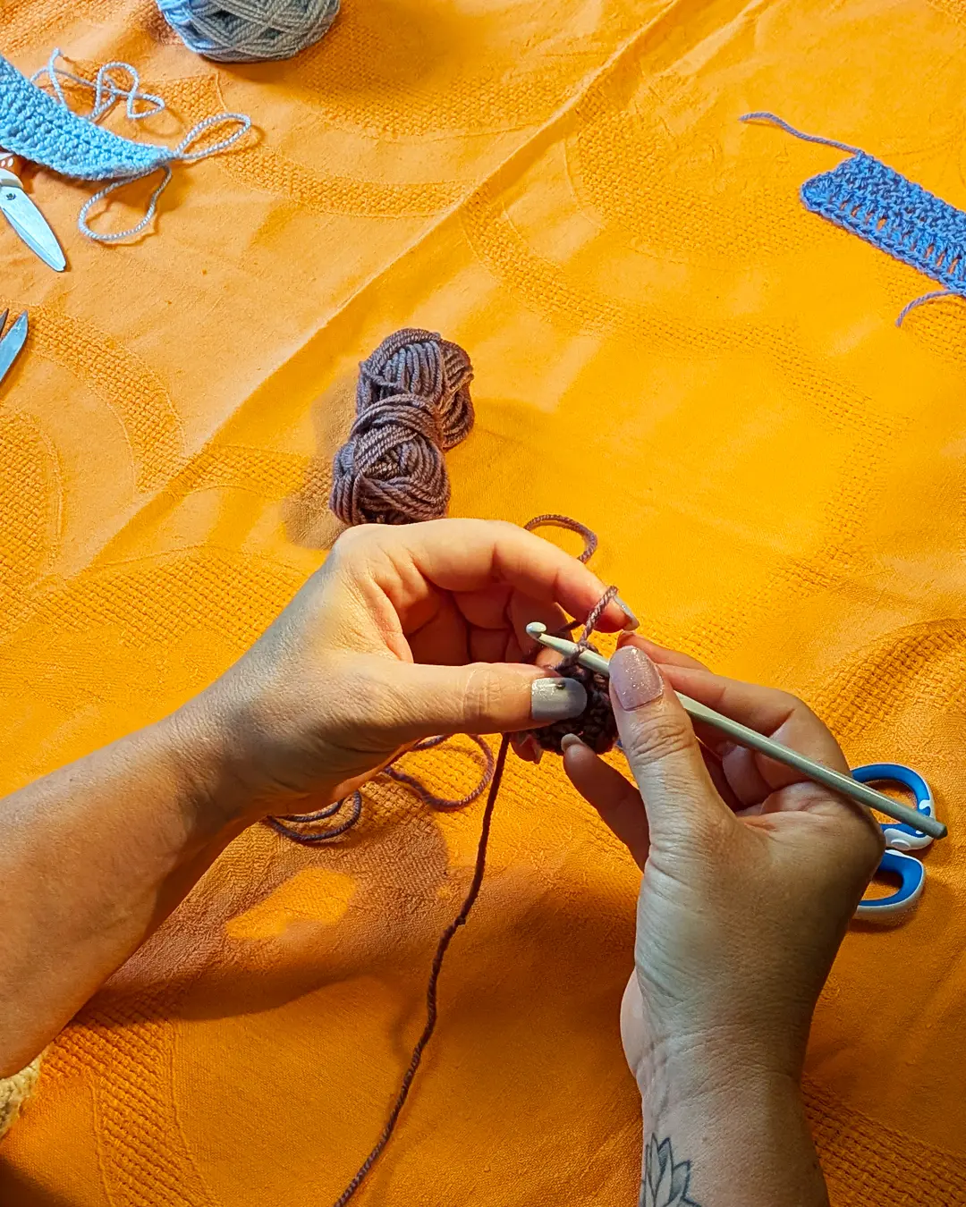 Photo d'un atelier Débuter au Crochet chez Filkot Club atelier initiation débutant crochet apprendre bases Filkot mercerie 2e main Namur Place Maurice Servais