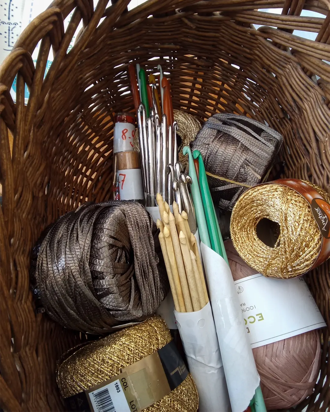 Photo d'un don de crochet pour la mercerie 2e main Filkot Club atelier crochet libre débutant tous niveaux mercerie 2e main Namur Filkot