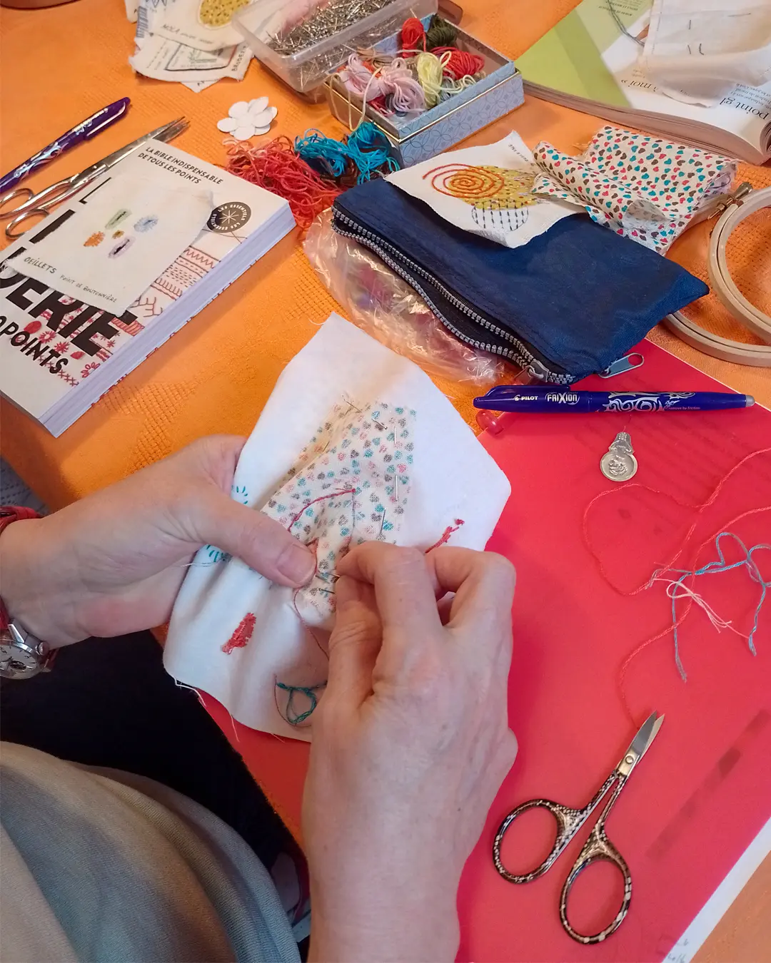 Photo d'un atelier de création de patch brodé à la main chez Filkot atelier initiation débutant broderie patch tissus appliqués mercerie 2e main Filkot Namur